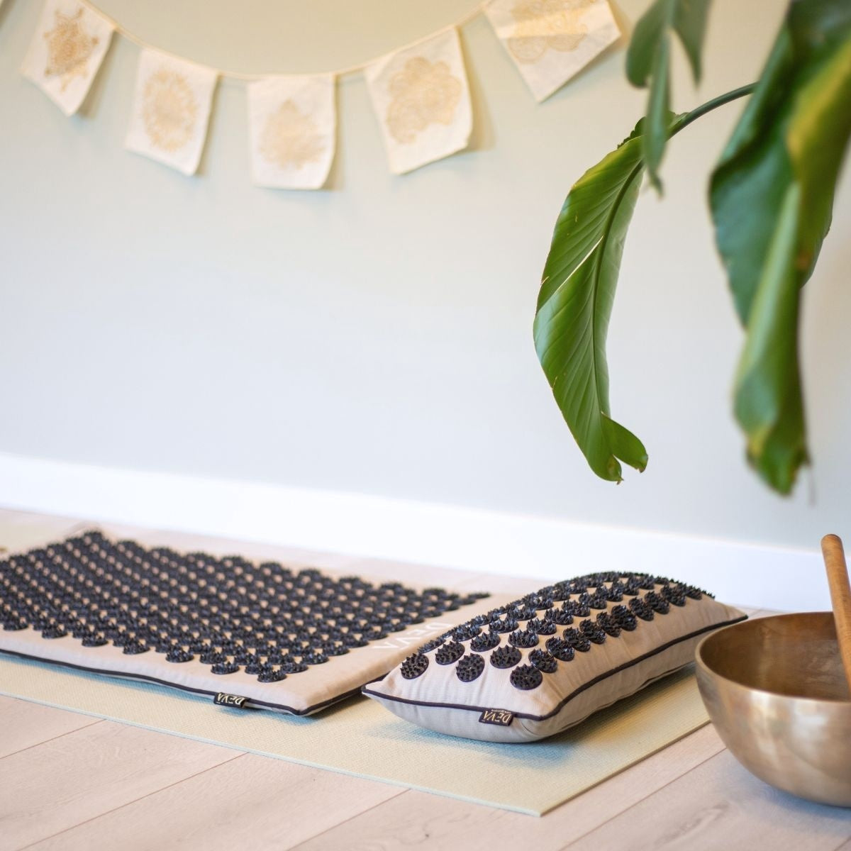 Deva Yoga - Spijkermat kussen - Warm Grey Mandala