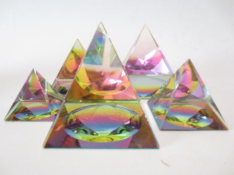 Kristallen piramide kleur 7x7 cm
